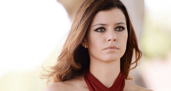 الفنانة التركية بيرين سات